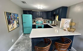 Stylish Bungalow Near Dining, Parks & Entertainment